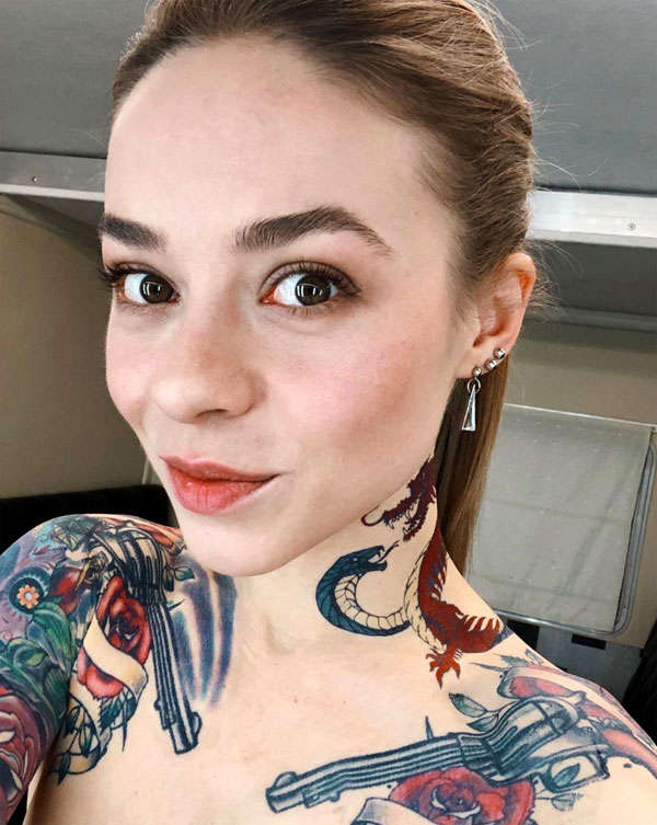 Татуировку Алисы Рыбкиной Рине каждый раз рисуют гримеры
