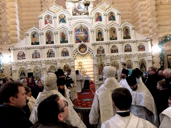 Иконостас сельского храма поражает своим великолепием