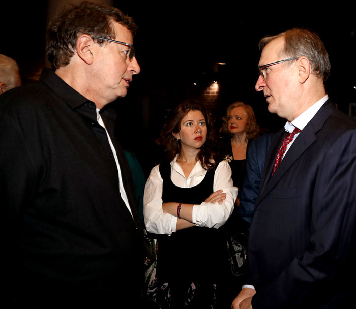 Михаил познакомил Фёдора Добронравова со своей Настей (в центре)