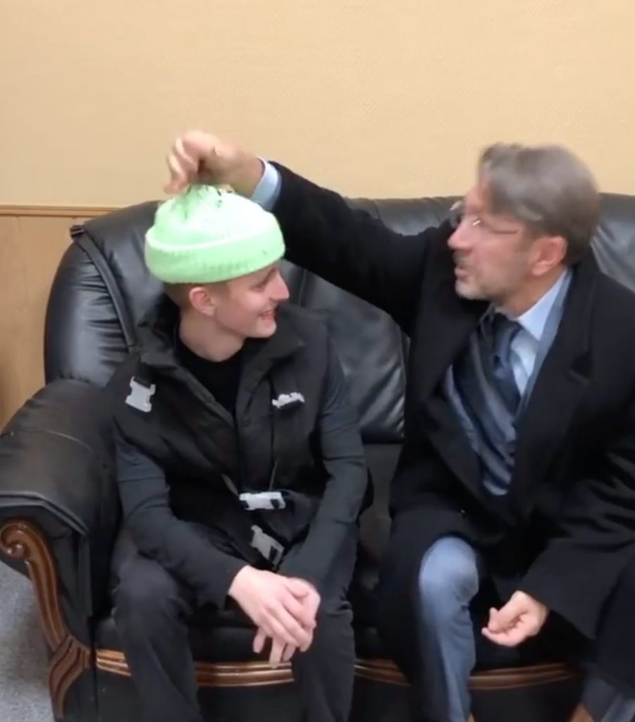 Шнур высыпал семечки на голову