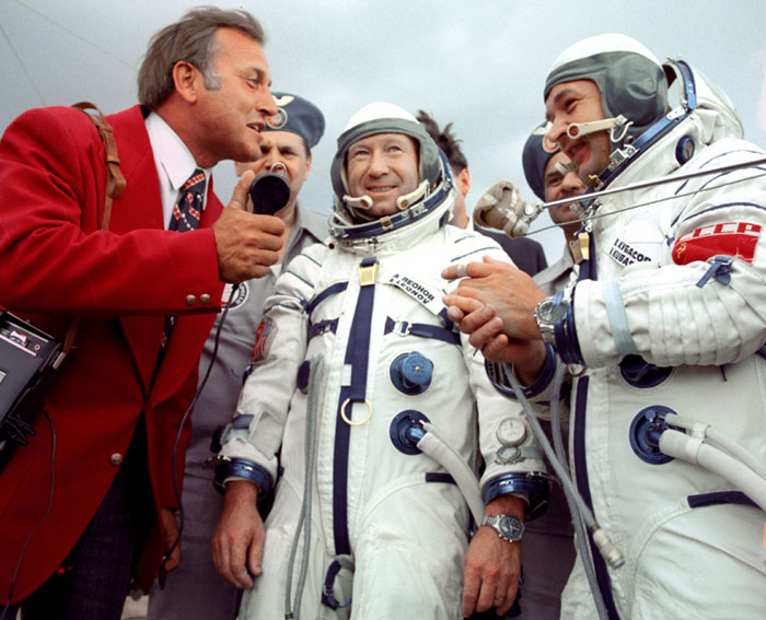 Космонавту Алексею Леонову (в центре) не нравилось его имя. Отец звал его Лелькой, а друзья - Лёней