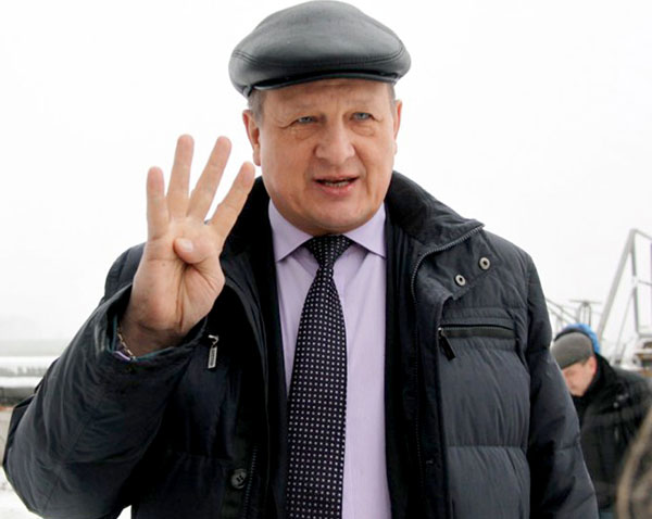 Экс-глава Щелковского района показывает на пальцах, сколько лет готов провести в тюрьме