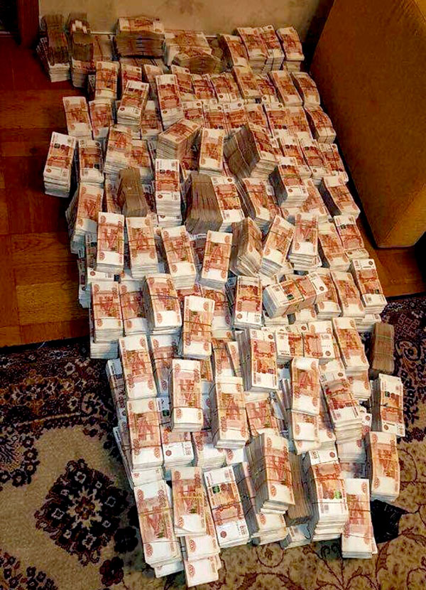 Это только малая часть денег, которые нашли в квартире у полицейского Егора Панова. Фото: Оперативная съёмка