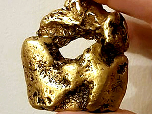 На дне реки счастливчик нашел рекордный по весу кусок золота