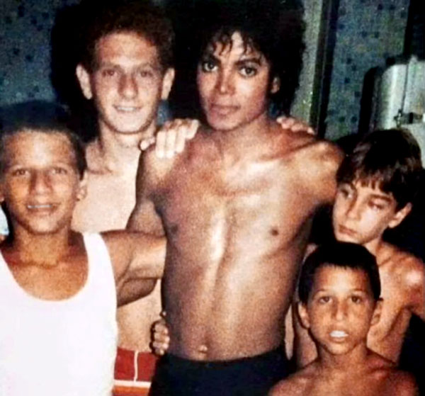 Майкла всегда окружали малолетки