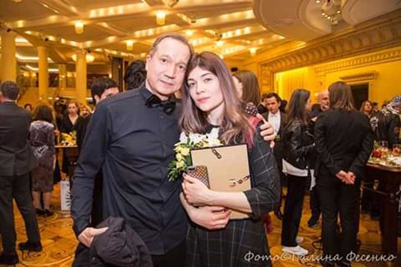 На фото новый худрук "Современника" Виктор Рыжаков с единственной дочерью Сашей. Где мать дочери - никто не знает. Жену Рыжакова никто не видел.