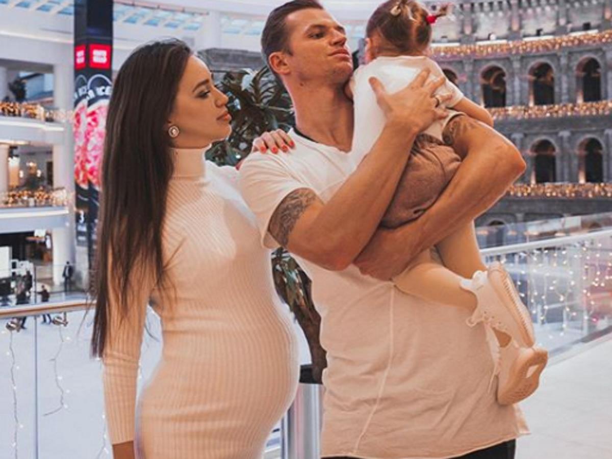 Анастасия и Дмитрий Тарасовы с дочкой