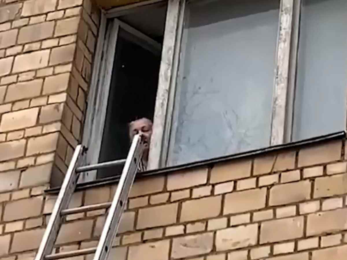 Бабушка грозила выбросить правнука в окно