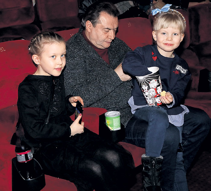 Учитель с дочками Аней и Машей