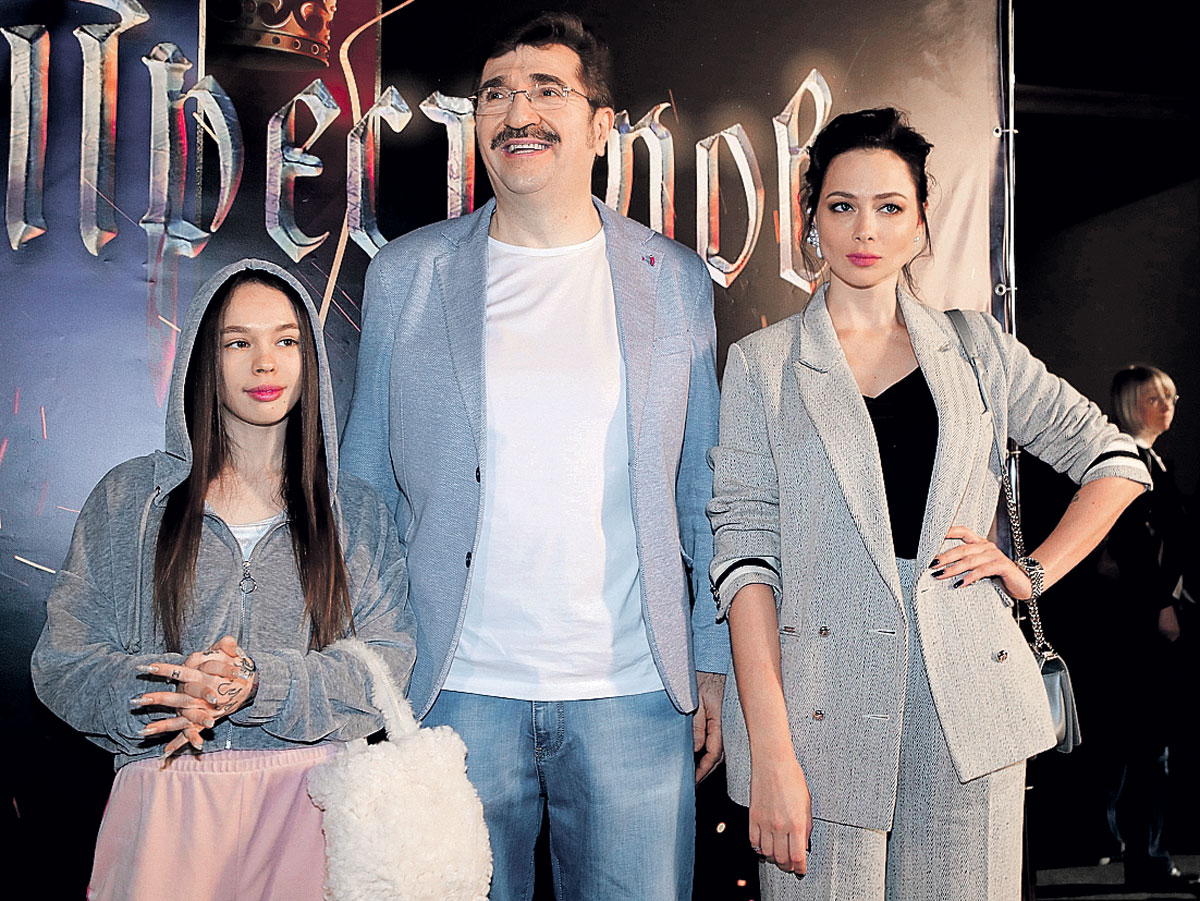 Инстасамка Даша, Валерий Яковлевич Комиссаров и Настасья Самбурская