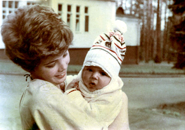 Маленькая Ксения на руках у бабушки Раисы Максимовны