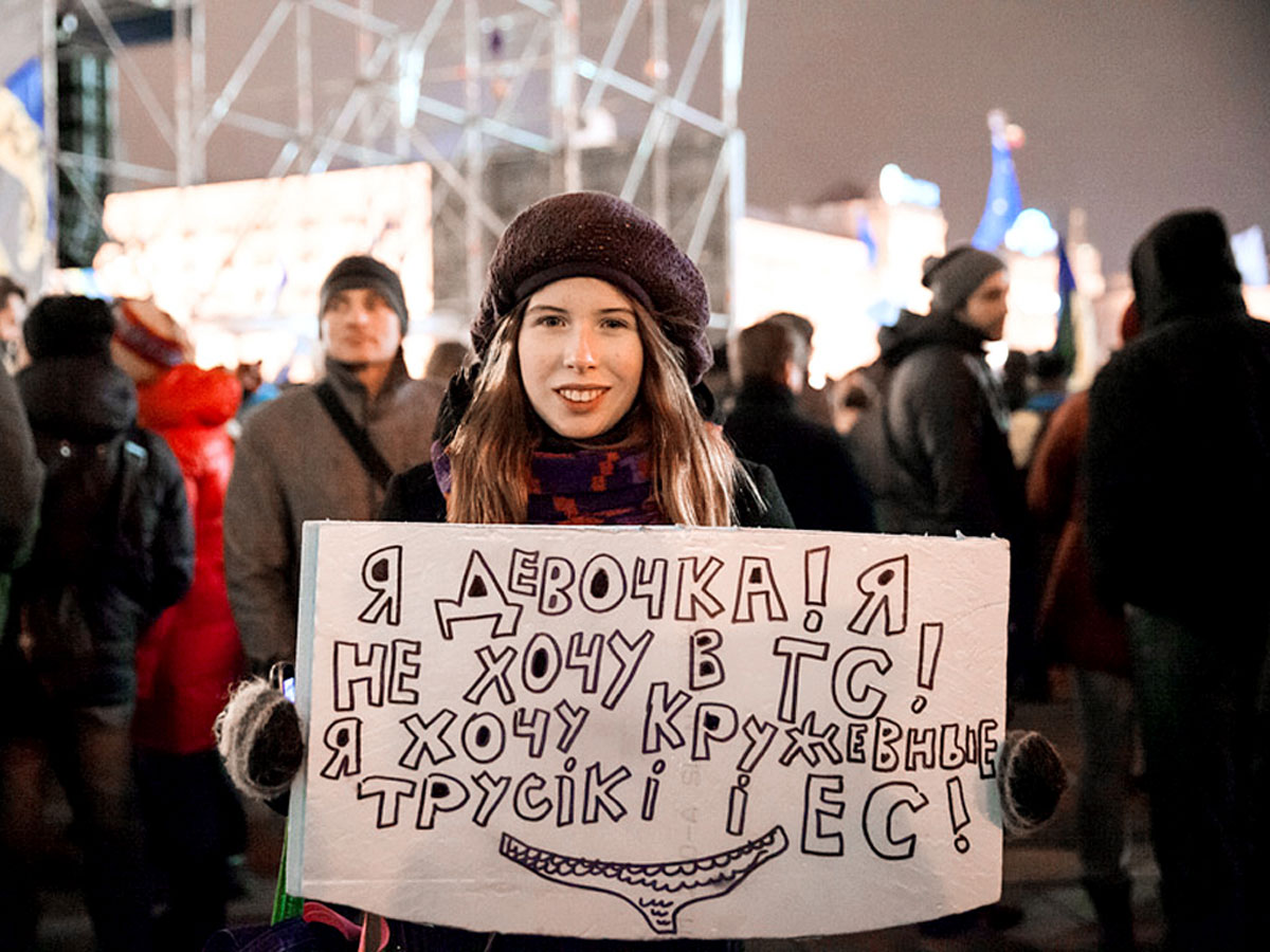 Активистка майдана Ольга Значкова, позировавшая с плакатом про «кружевные трусики и ЕС», теперь ищет работу в Москве