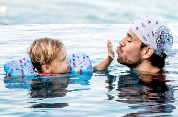 Энрике Иглесиас с детьми