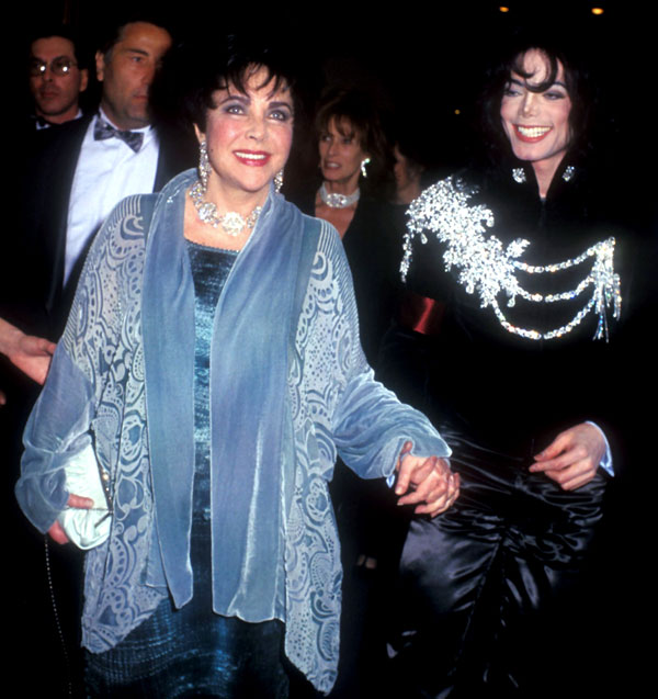 В ушедшей на днях с молотка куртке Майкл Джексон щеголял в 1997 году на 65-летии кинозвезды Элизабет Тейлор