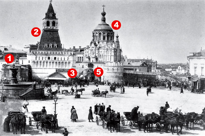Вид на площадь в 1898 году. В 1835-м в ее центре был сооружен фонтан работы Ивана Витали. За ним - Проломные Владимирские ворота Китай-города и часовня Целителя Пантелеймона
