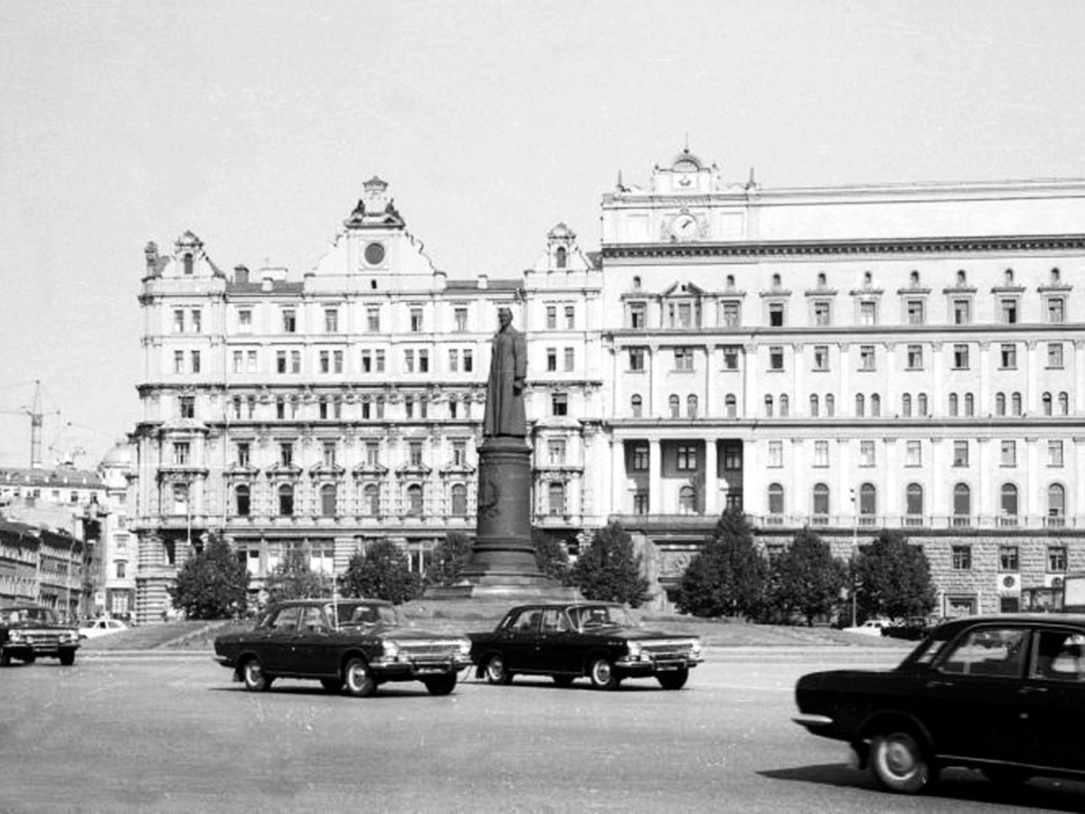 В 1926 году площадь получила имя Дзержинского. В 1958-м здесь открыли памятник Железному Феликсу работы Вучетича и начали строить здание КГБ (ныне ФСБ). Так площадь выглядела в 1967-м