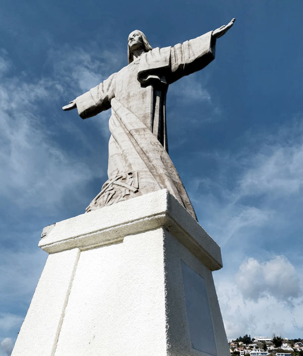 Прообраз статуи в Рио-де-Жанейро, установленный в Гаражау на четыре года раньше бразильской. Но мадейровский Иисус на 24 метра ниже