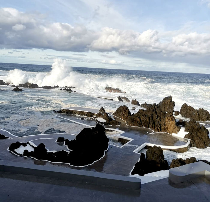 В природных лавовых бассейнах Порту-Мониша вода на 3 - 4 градуса теплее, чем в океане. Вход - 1,5 евро на весь день (с 9 до 19 ч)