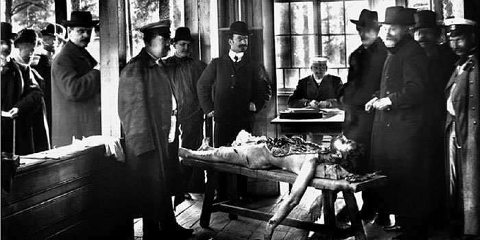 Вскрытие тела убитого Георгия Гапона произвели прямо на месте гибели. Слава борца за народное счастье была настолько велика, что чиновники с удовольствием делали селфи на фоне трупа знаменитости