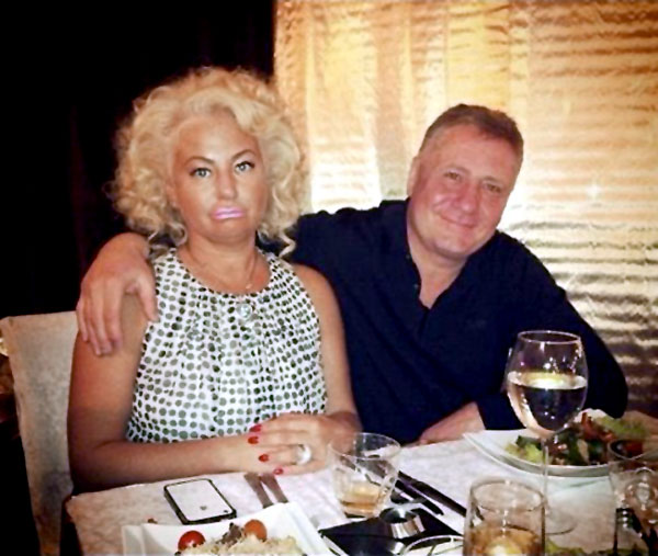 Ныне покойный дядя Маши - бизнесмен Александр Дергунов - с женой Еленой