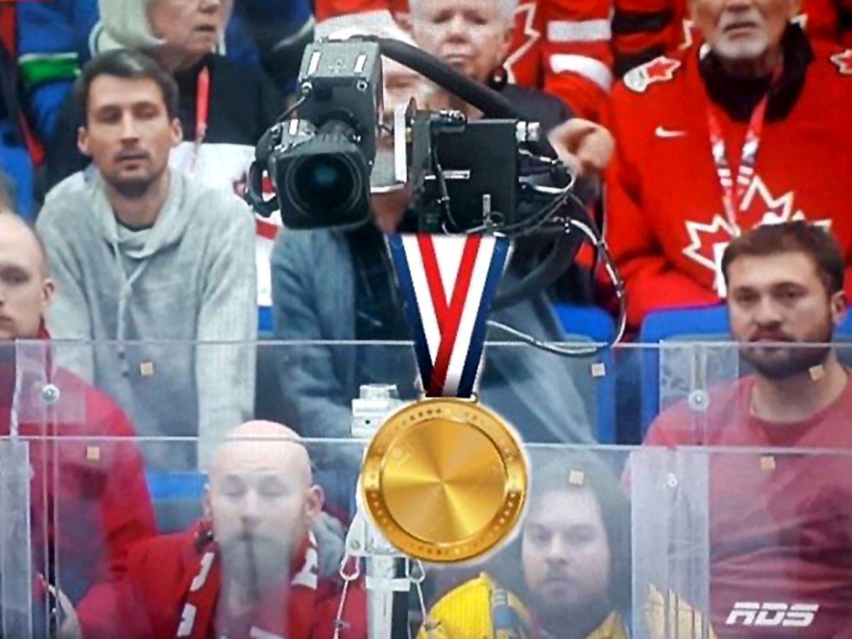 Интернет-пользователи повесили на ту самую телекамеру, которая «подыграла» канадцам, виртуальную золотую медаль. Такую же можно было вручить и судьям.