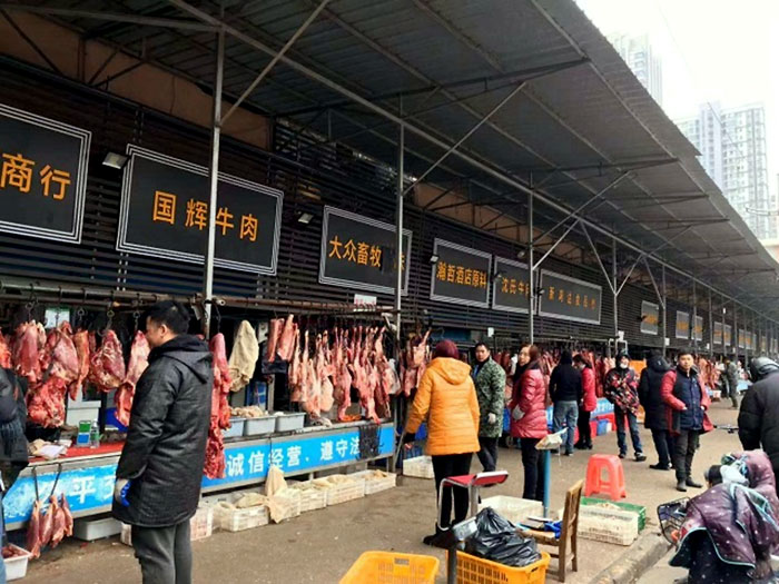На этом рынке в Ухане продавали зараженное мясо
