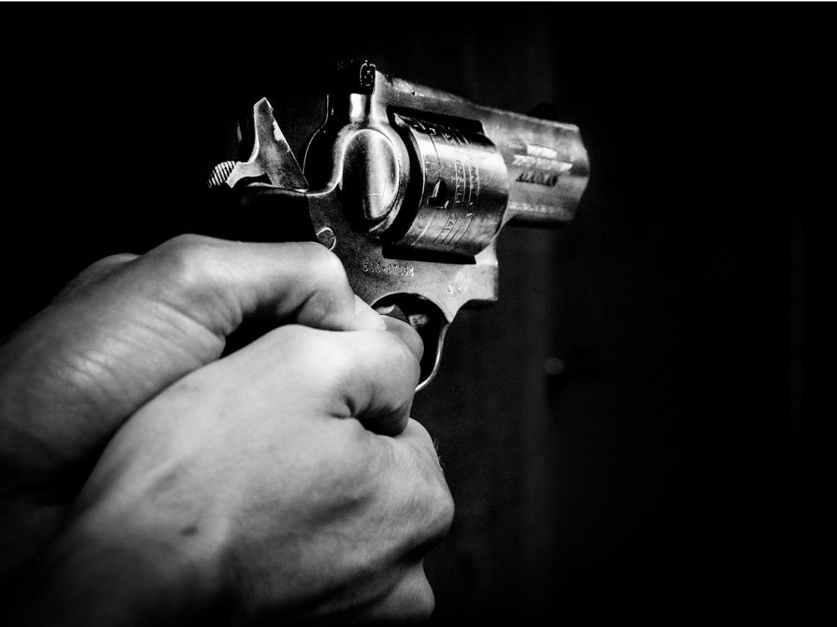 В Москве сидевшего на лавочке мужчину дважды ранили из пистолета