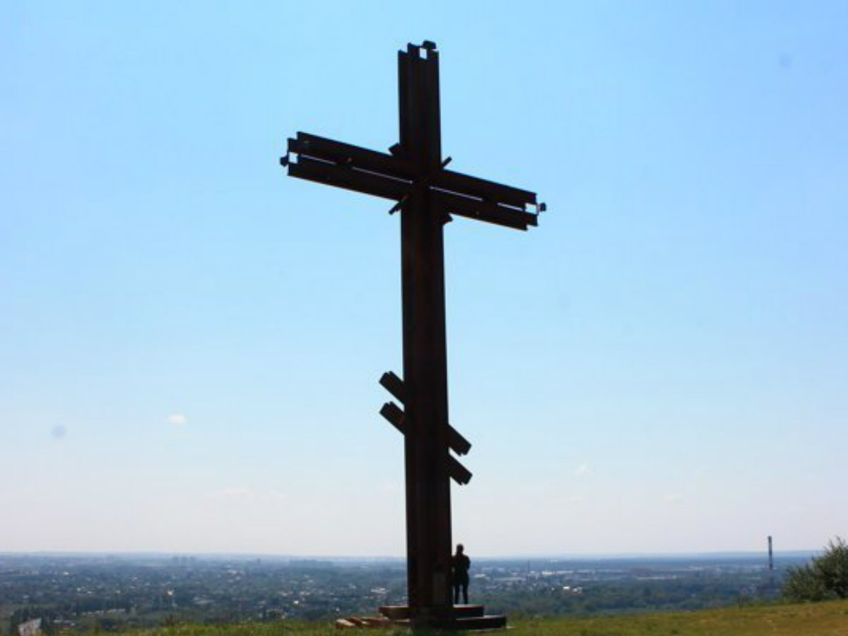 В Белгороде с Поклонного креста сняли повешенного мужчину