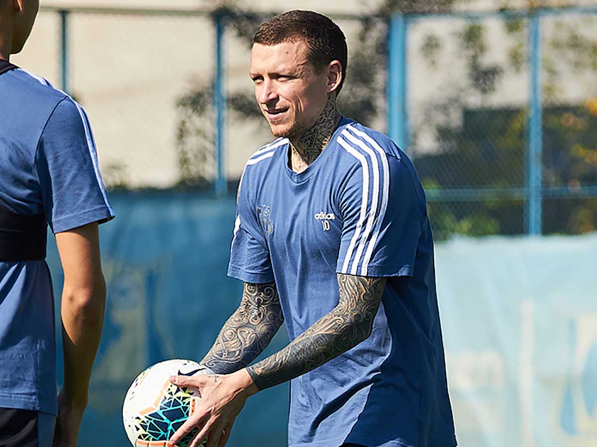 Скандального футболиста Павла Мамаева повсюду преследует странная женщина