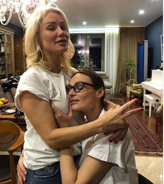 Алена Водонаева схватилась за грудь Екатерины Гордон на совместном фото