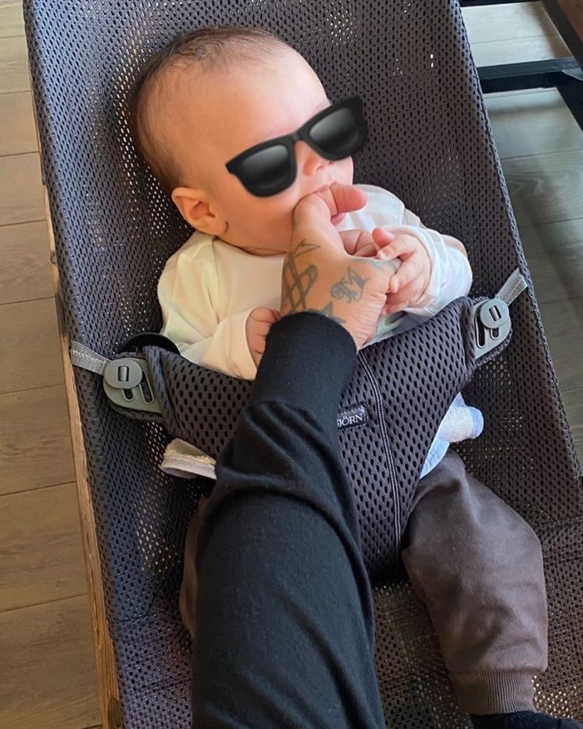 Тимати засунул палец в рот сыну