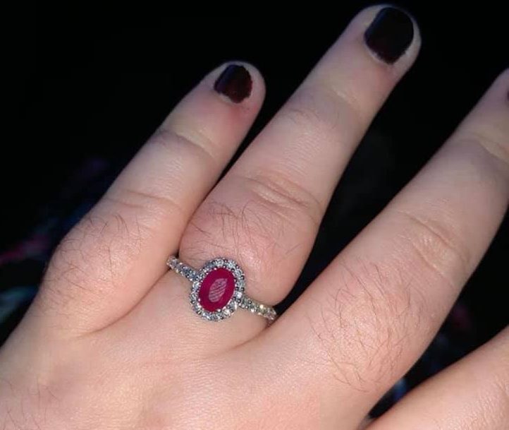 Ужасные кольца и маникюр невест