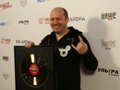 Актер Сергей Бурунов получил награду за группу БИ-2