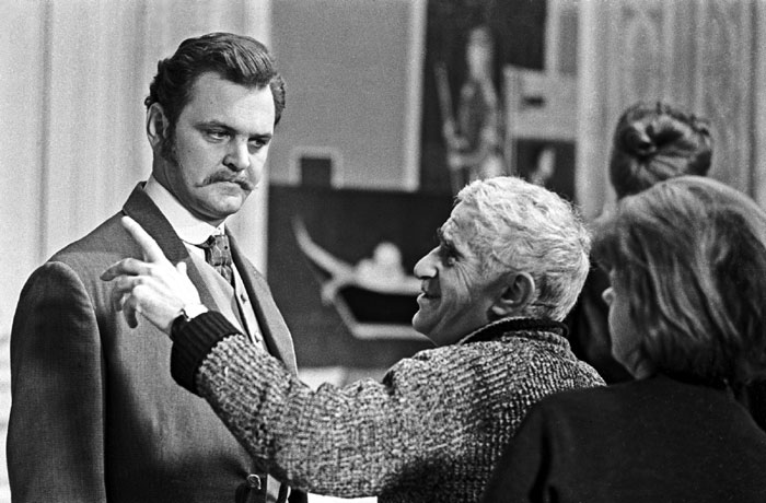 Режиссер Александр Зархи с актером Юрием Яковлевым во время работы над экранизацией романа Толстого «Анна Каренина» (1966 г.)