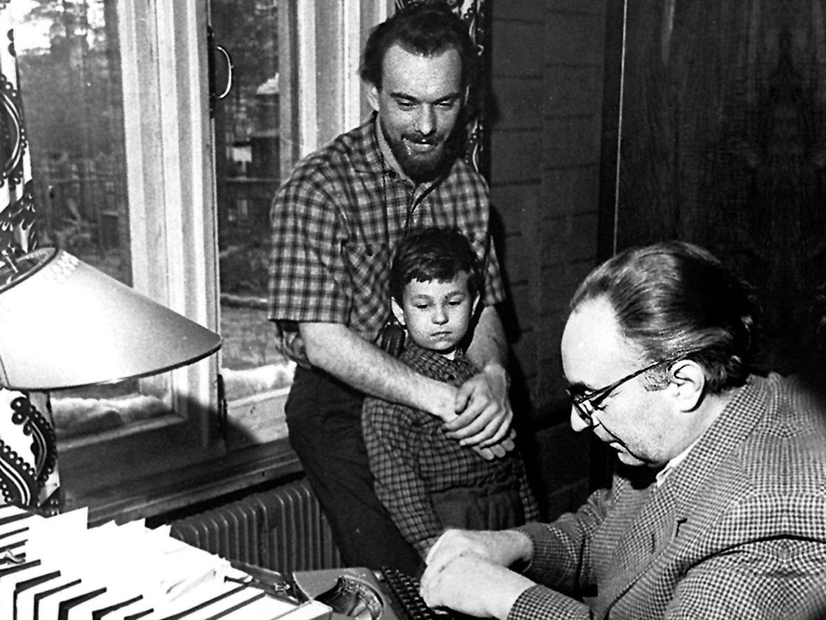 Маленький Дима с папой и Алексеем Баталовым (1958 г.)