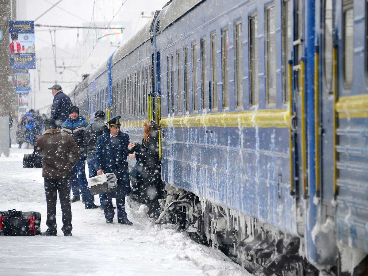 Задержка поезда санкт петербург. Поезд в снегопад. Поезд задерживается. Пассажиры в поезде. Со снежным утром.