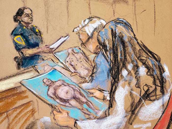 Снимок голого продюсера был сделан полицейским фотографом во время допроса 18 июня 2018 года. В суде его показывали жертвам насилия. В это время репортеры делали зарисовки