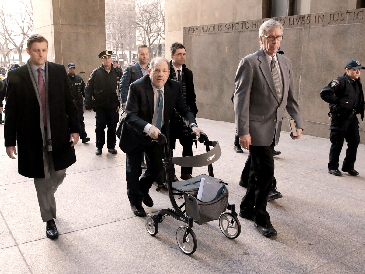 На вопрос папарацци возле нью-йоркского медицинского центра «Бельвью», как он себя чувствует, Вайнштейн ответил: «Я не в порядке, ребята. Болит спина. И давление высокое»