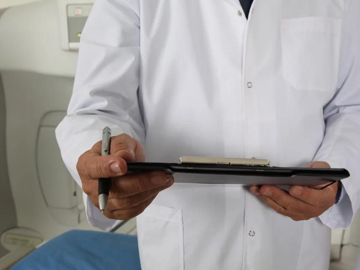 Женщина довела себя до нагноения мозга самолечением