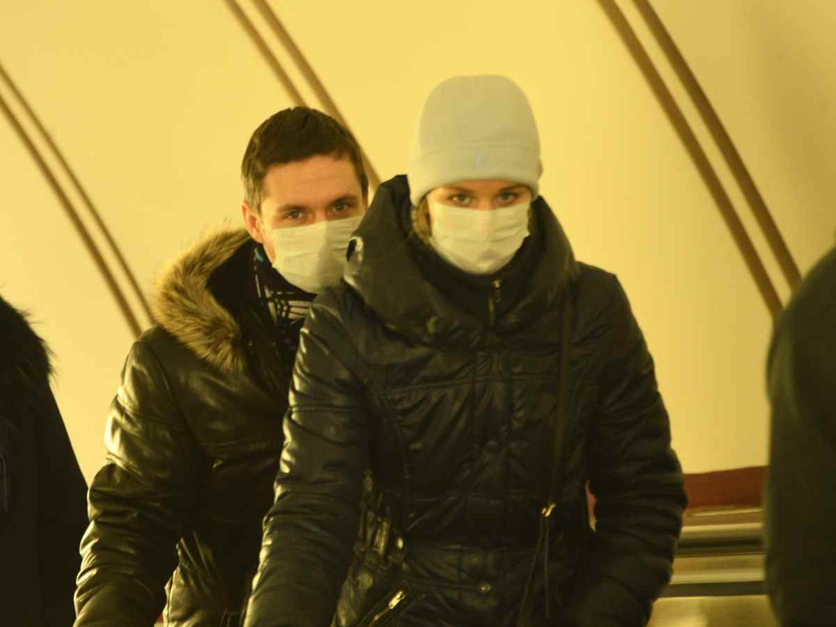 Россияне бросились скупать маски, лекарства и чеснок