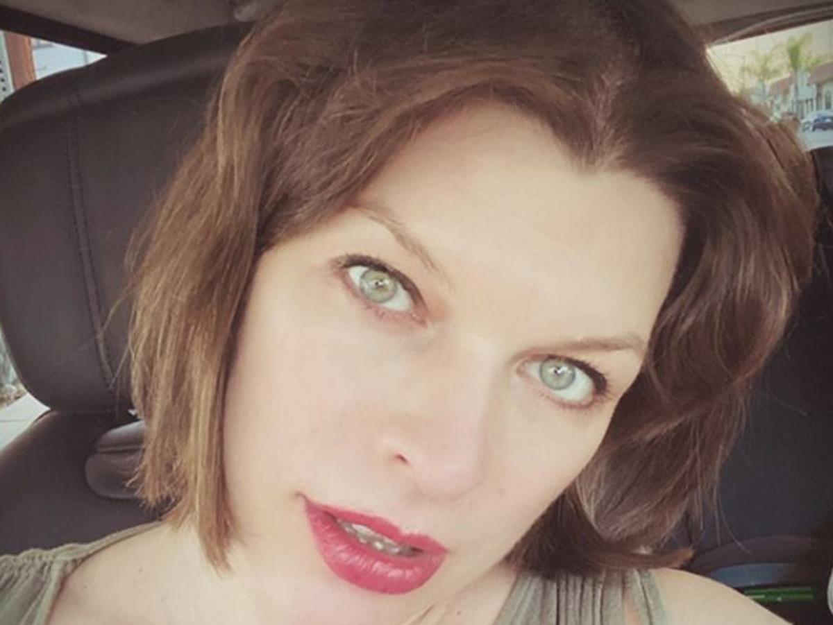 Милла Йовович показала фото новорожденной дочери