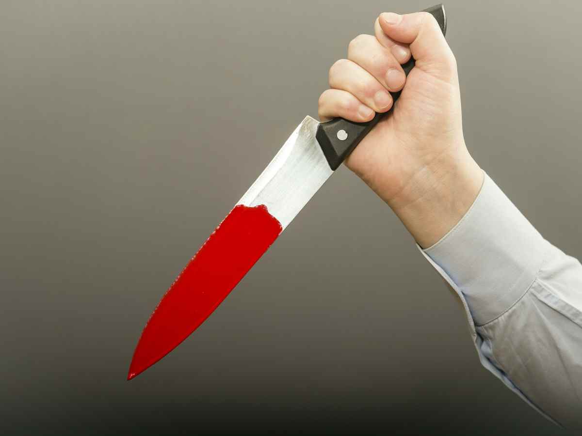 Школьник напал с ножом на учительницу