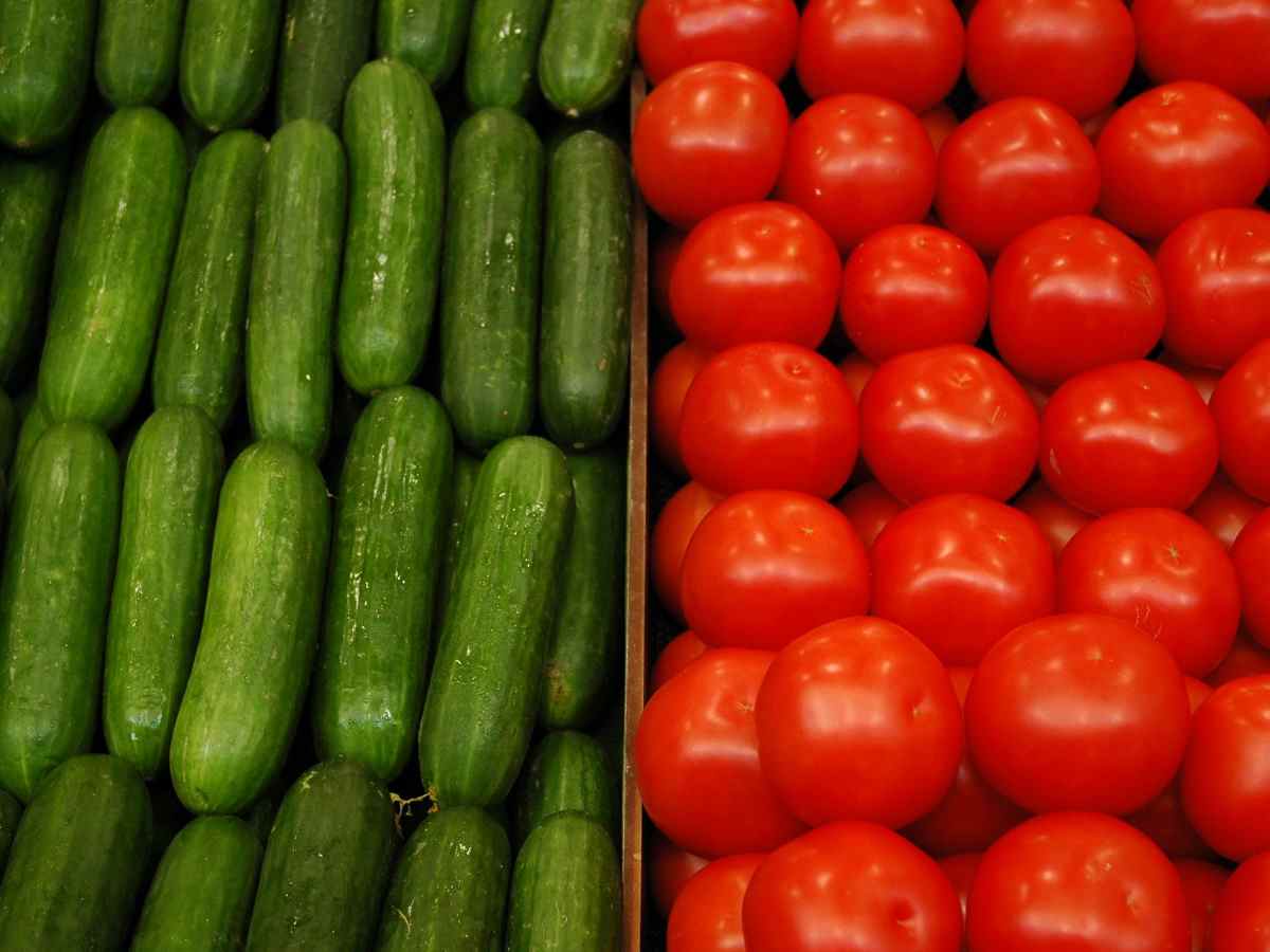 Цены на огурцы и помидоры в России выросли из-за китайского вируса