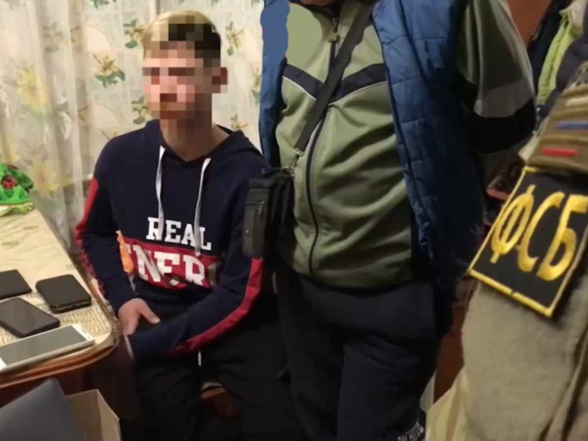 ФСБ задержала подростков, готовивших теракты в школах