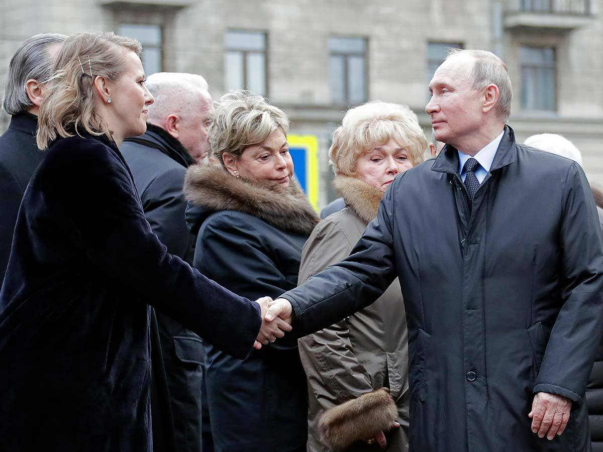 Путин и Собчак пожали друг другу руки