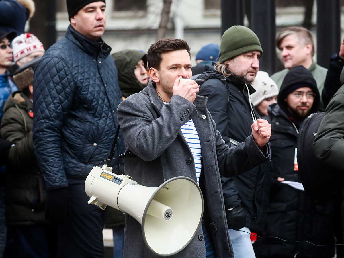 Протестовать в Москву пригнали маршрутки с «активистами» из Калуги