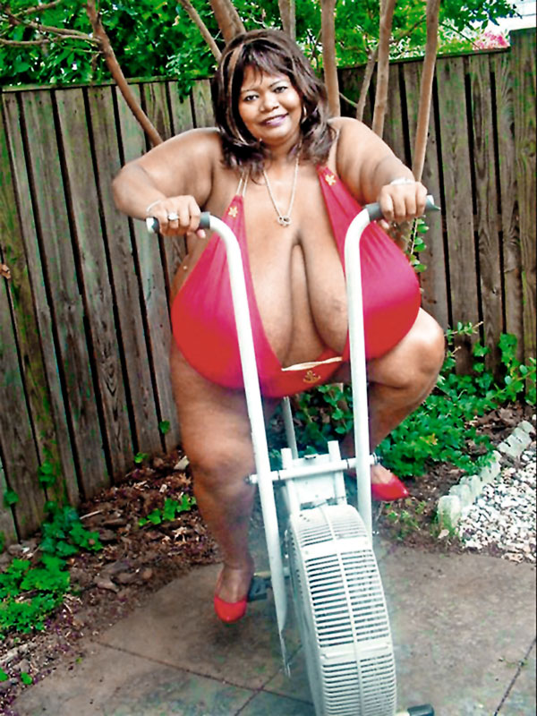 Одна из проблем Энни - на такую грудь не выпускают бюстгальтеров