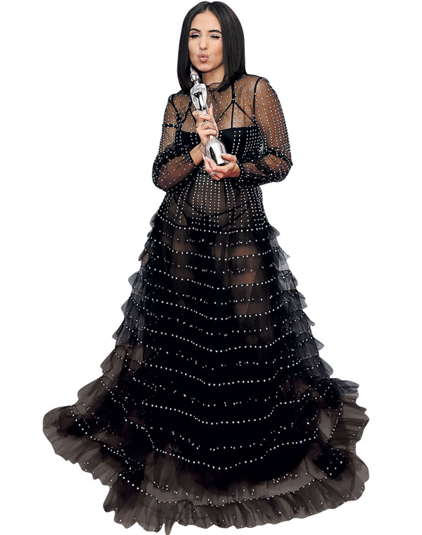 24-летняя MABEL приняла награду в строгом платье с безумным ценником