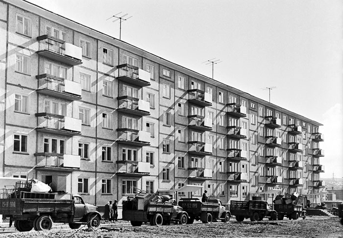 Благодаря социализму в России 80 процентов граждан являются собственниками жилья. В Москве - 90. В среднем по Западной Европе - 50. Притом что абсолютное большинство советских граждан получили квартиры бесплатно.