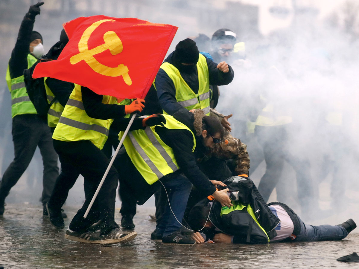 «Жёлтые жилеты» во Франции выходят на протесты с атрибутикой Советского Союза